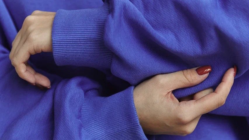 Руки на манжетах синего свитшота крупным планом — изделие М18